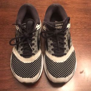 Brooks Revels size 7